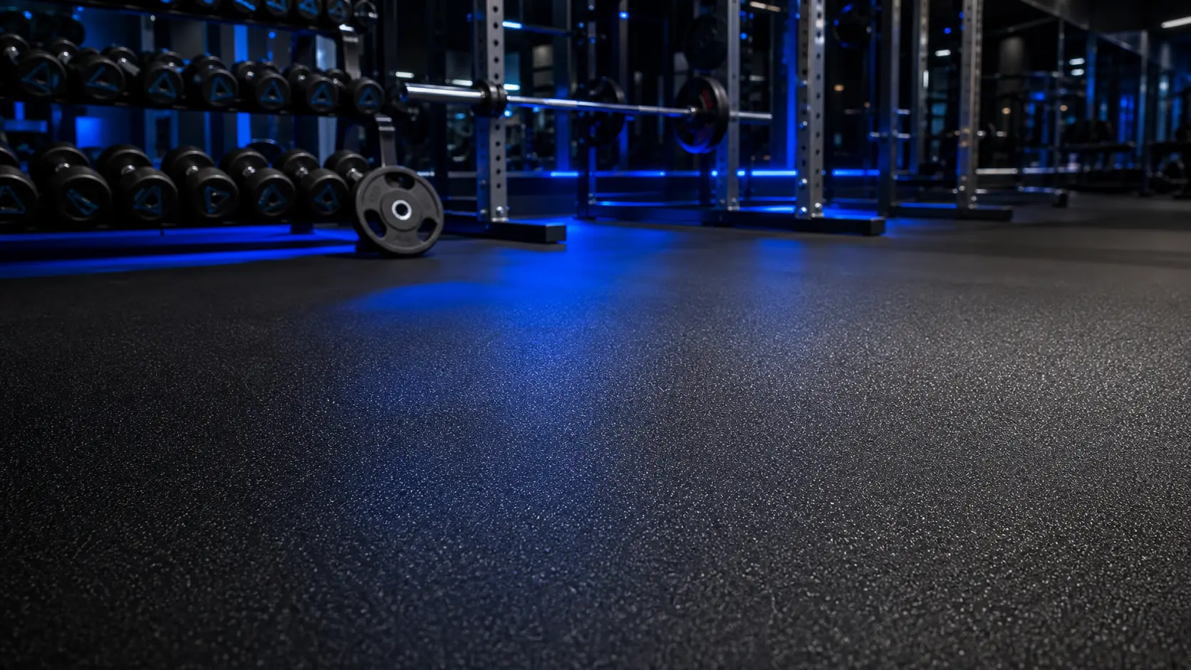 Gimnasio premium con piso de caucho negro de alto rendimiento